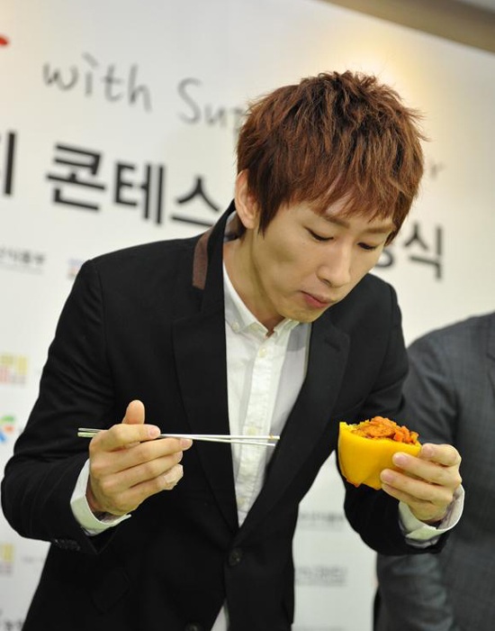 Eun Hyuk eating Freestyle Dak Galbi