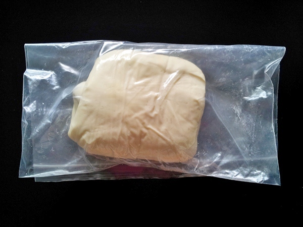 roll up the dough, press the dough into 2.5cm thickness and rest the dough in the bag for 10 minutes