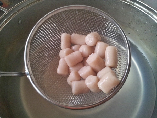 strain the cooked taro balls