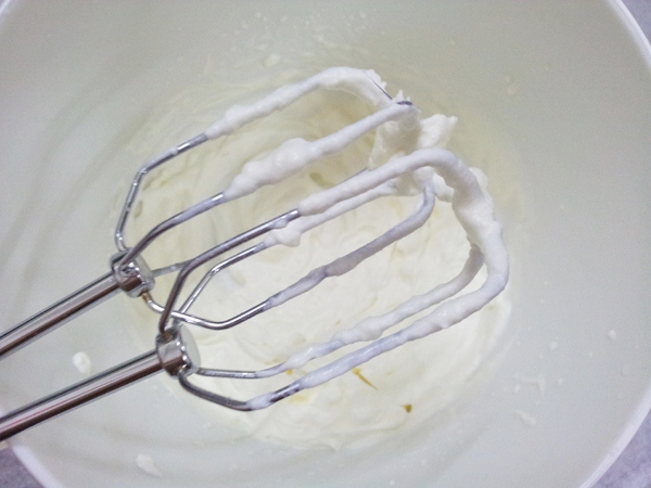 whip the whipping cream until thick